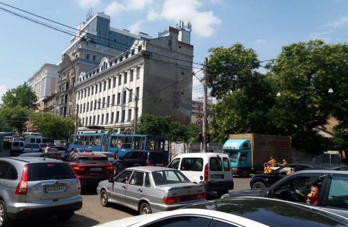 Перекрытие улиц в центре Одессы вызвало транспортный коллапс (ФОТО)