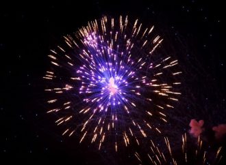 Пиротехника, молнии и бешеные пробки: фестиваль фейерверков на фоне яркой грозы (ФОТО, ВИДЕО)