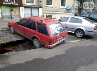 Автомобили провалились в широкую асфальтную яму в центре Одессы (ФОТО)
