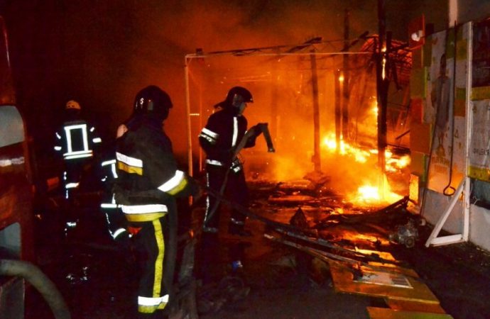 Как тушили горящий ресторан в курортной зоне Одессы (ФОТО, ВИДЕО)