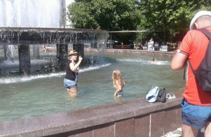 От жары одесситы спасаются в городских фонтанах (ФОТО)