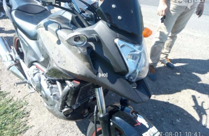 Жёсткое ДТП в Одессе: автомобиль снёс мотоциклиста (ФОТО)