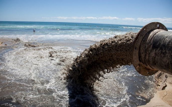 Экологи бьют тревогу: море в Одессе превратили в резервуар для нечистот (ВИДЕО)