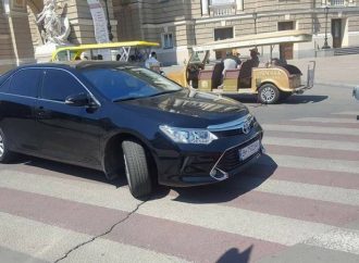 Одесский водитель припарковал машину на пешеходном переходе перед Оперным (ФОТО)