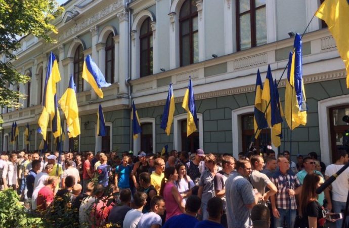 «Верните людям бесплатную больницу!» — масштабный бунт около здания Одесской прокуратуры (ФОТО, ВИДЕО)