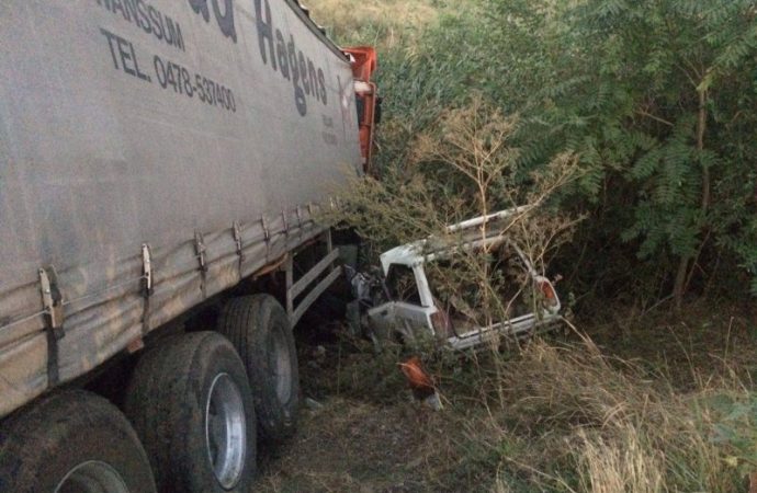 «Жигули» снесли с дороги в кювет огромный грузовик (ФОТО)