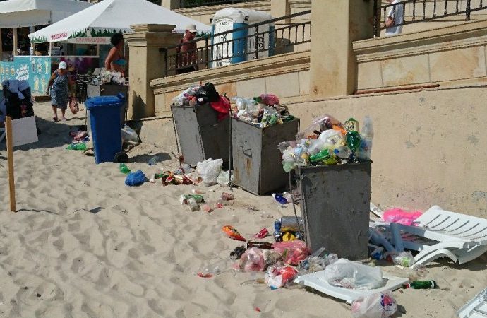 Ужасающий вид одного из пляжей на Фонтане (ФОТО)