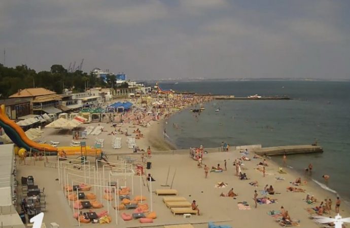Опустошение на пляжах Одессы: сгустившиеся тучи и угрожающее небо (ФОТО)
