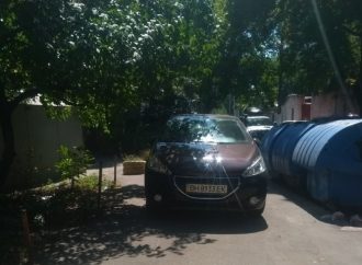 В Одессе автохам перегородил переулок в курортной зоне (ФОТО)