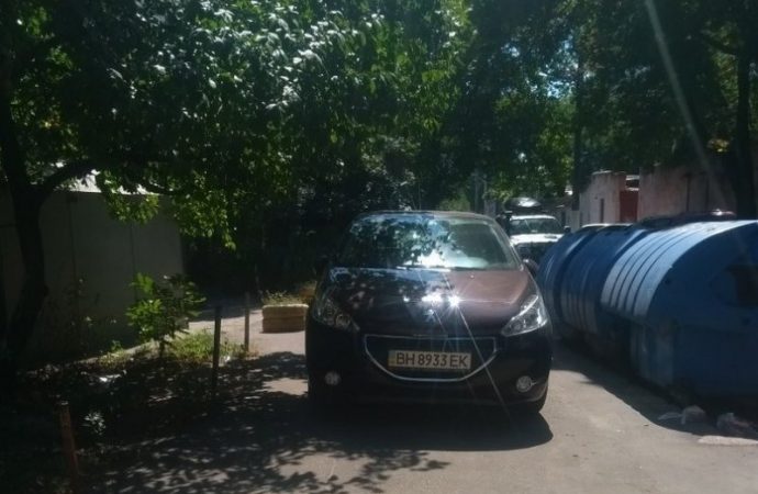 В Одессе автохам перегородил переулок в курортной зоне (ФОТО)