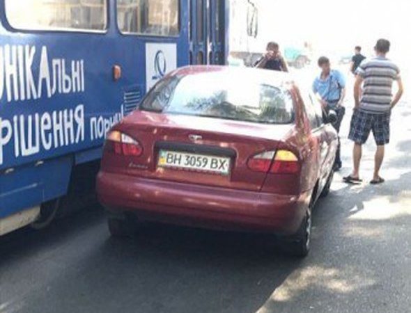 Иномарка атаковала трамвай в центре Одессы (ФОТО)