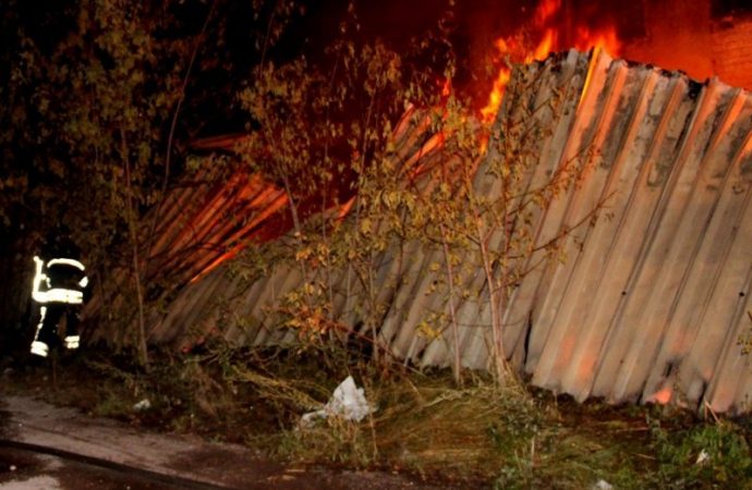 Загоревшийся мусор на Слободке послужил причиной крупного пожара (ФОТО, ВИДЕО)