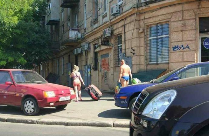 Раздетые одесситы в центре города шокируют местных жителей (ФОТО)