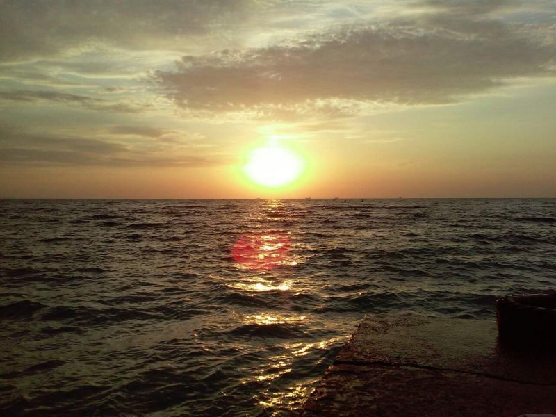 Чудесный тёплый закат над одесским морем (ФОТО)