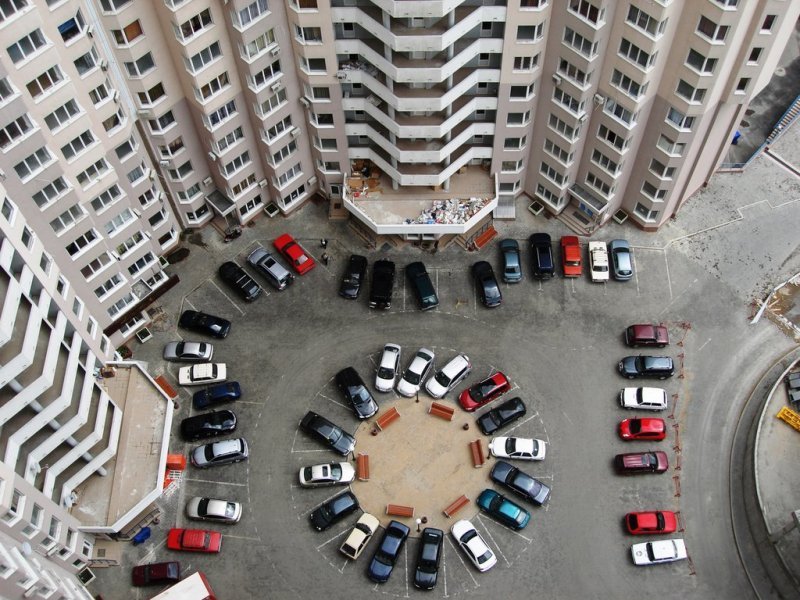 Скандальная парковка в Приморском районе: жители в бешенстве (ВИДЕО)