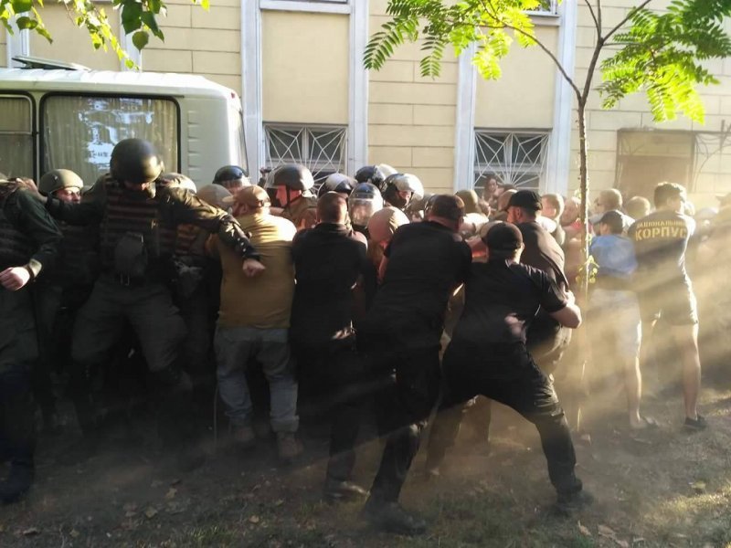 Двадцать полицейских пострадали вчера у здания Черноморского суда (ФОТО)