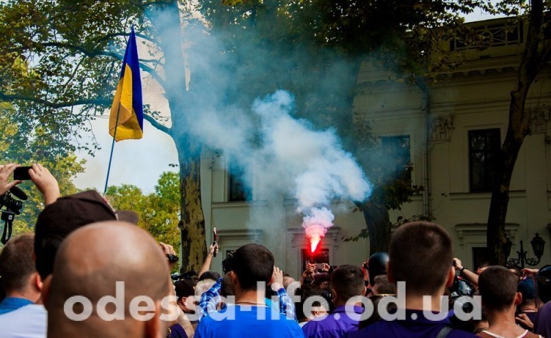 Как в Одессе перед мэрией дрались и митинговали (ФОТО)