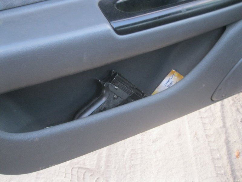 Злоумышленник прятал пистолет в дверях автомобиля (ФОТО)