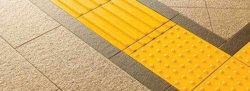 Желтая рельефная плитка: какие две задачи она выполняет