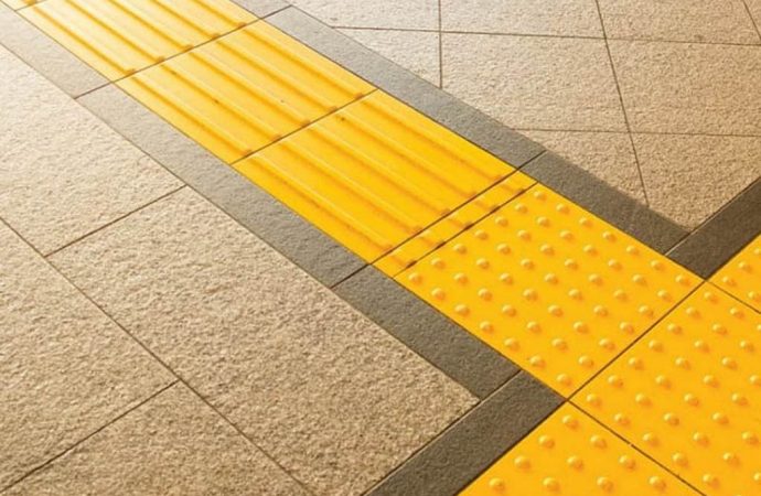 Желтая рельефная плитка: какие две задачи она выполняет