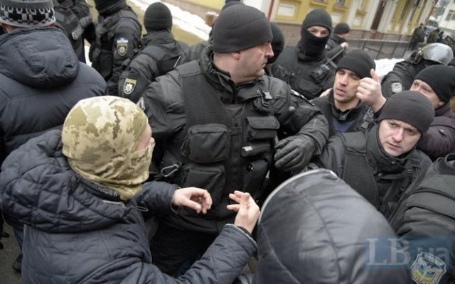На Геннадия Труханова под зданием суда напали с кулаками (ФОТО)