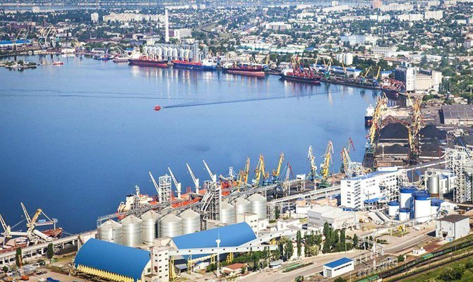 Сотрудница порта «Южный» выдала своим родственникам зарплату на 2 миллиона гривен