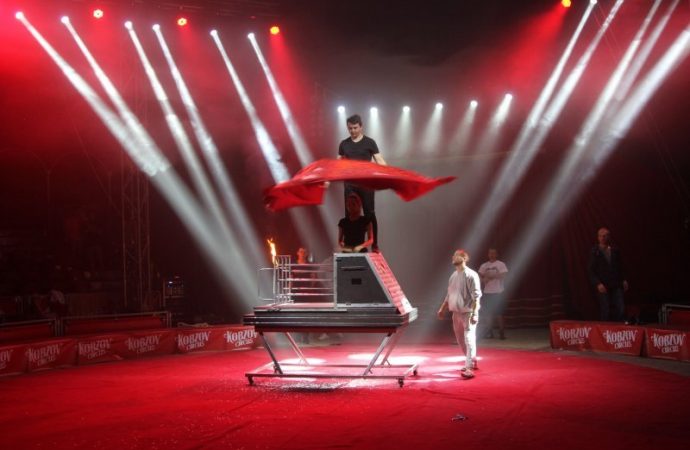 Один день из жизни артистов цирка: как участники готовятся к фестивалю «Золотой трюк Кобзова» (ФОТО)