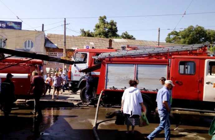 Пожар на «Привозе»: с огнем боролись полсотни спасателей (ФОТО)