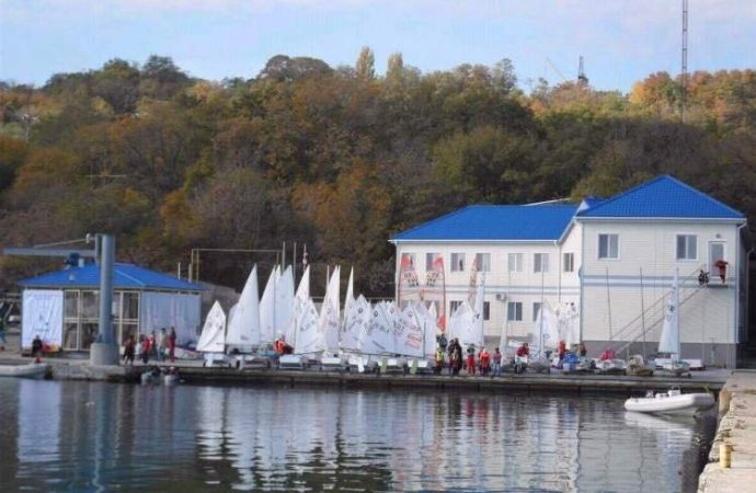 Единственной в Украине школе парусного спорта на развитие выдели около 300 тысяч гривен