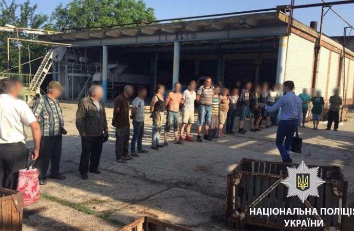 Принудительная эксплуатация: в Одесской области 30 человек, в том числе беременную, превратили в рабов