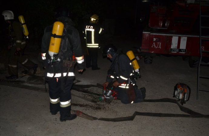 Сорок пять пожарных тушили огонь в доме возле Политеха