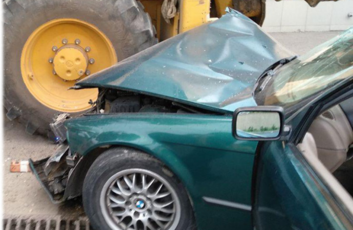 Пьяный водитель иномарки врезался в трактор, пострадали четверо пассажиров