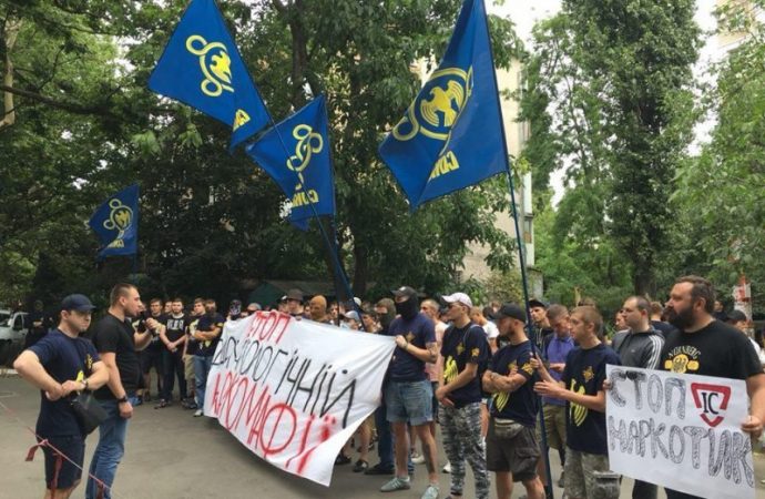 Возле офиса «ИнтерХима» активисты устроили митинг против фармакологической наркомании