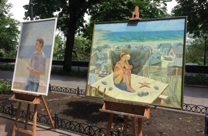 На Приморском бульваре прошли две выставки ко Дню Конституции Украины