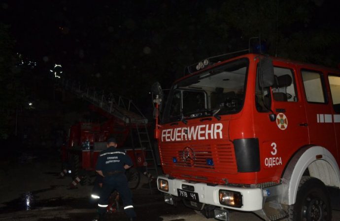 Пожар на Черемушках: спасатели вынесли из квартиры отравившегося дымом хозяина