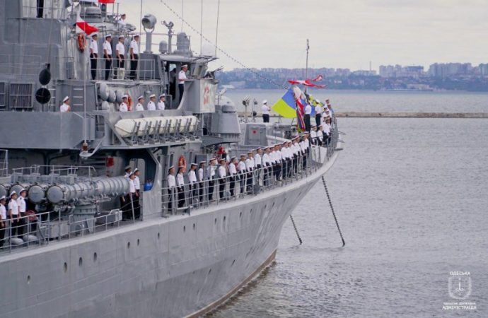 Итоги дня: Андрей Новичков объявил голодовку, в Одессе отметили День ВМС и отказались мелких монет