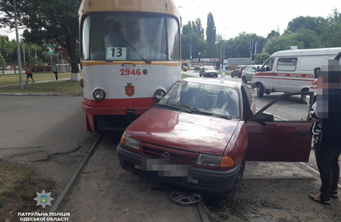 В Одессе трамвай столкнулся с легковым автомобилем: водитель в больнице (ФОТО)