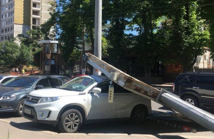 Падение рекламного щита на автомобиль заставило одесских чиновников провести большую проверку рекламных конструкций