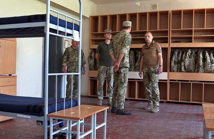 Министр обороны приехал проверять ход постройки военгородка, а его зам — нарушения на складе продуктов в Одессе