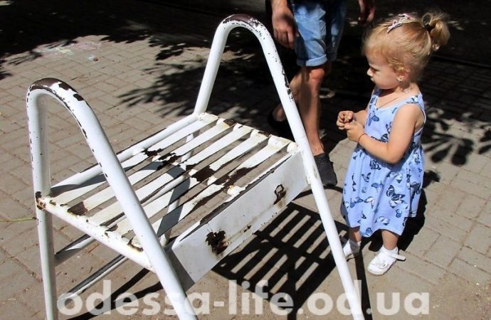 Детская площадка на бульваре Жванецкого требует срочной помощи