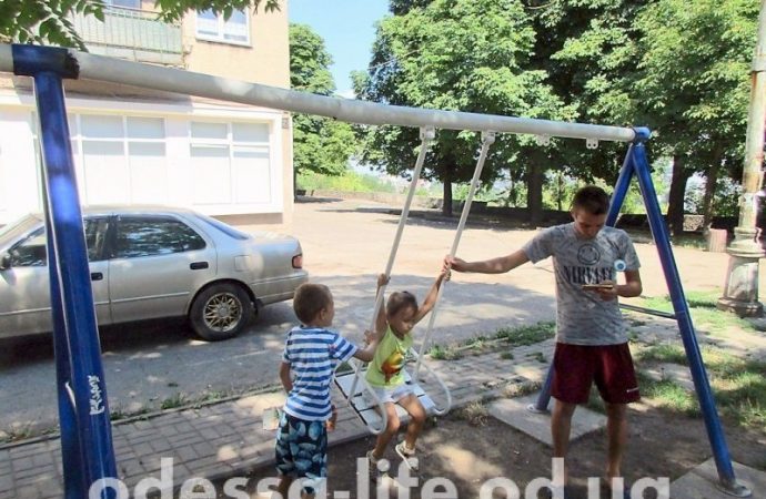 Детскую площадку на бульваре Жванецкого починили