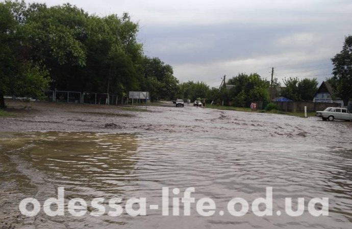 Дождь заливает Березовский район: одна из дорог превратилась в бурную реку