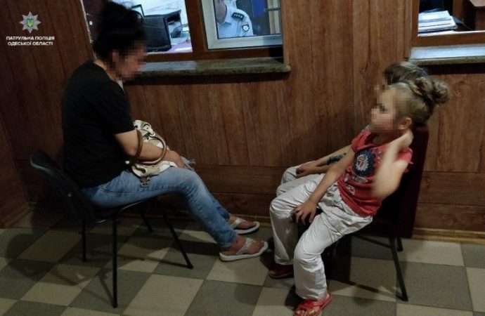 Одесские полицейские спасли двоих детей от неадекватной матери