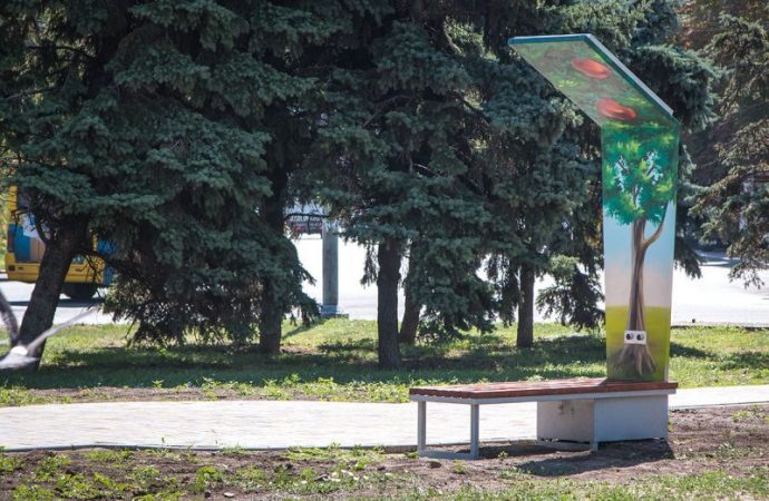 В Одессе появилась нарядная и полезная скамейка