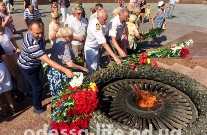 В память о начале обороны Одессы на Аллее Славы торжественно возложили цветы (ФОТО)
