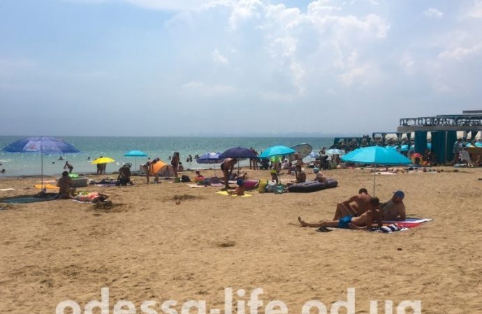 На одесских пляжах купаться разрешено, в Затоке — не рекомендуют