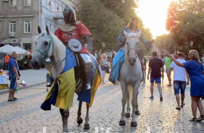 На Дерибасовской королева с рыцарем зазывали гостей на средневековый фестиваль (ФОТО)