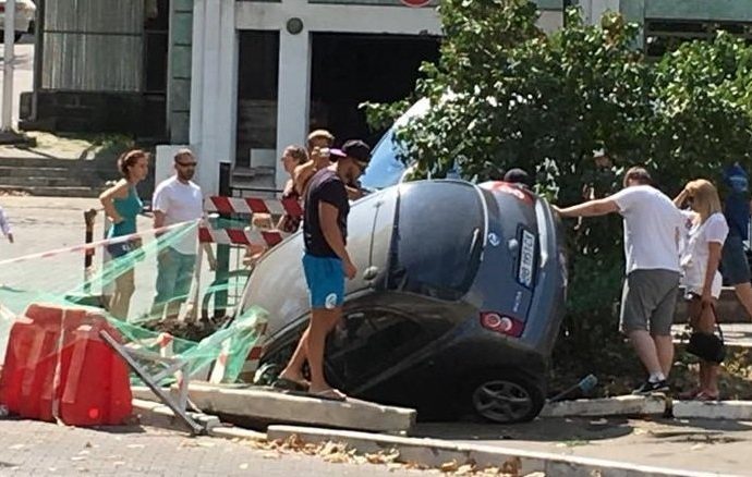 Автомобиль в Одессе припарковался в яму (ФОТО)