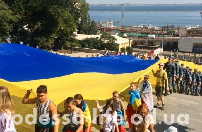 27-метровый флаг Украины развернули на Потёмкинской лестнице (ФОТО, ВИДЕО)