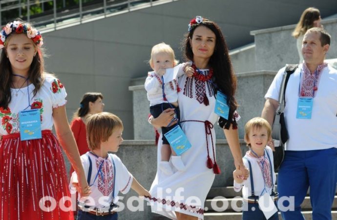 Вышиванковая цепь на Потёмкинской лестнице собрала почти две тысячи участников (ФОТО)